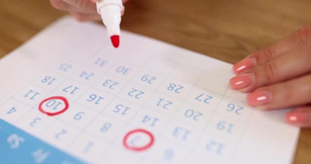 Рука Жінки Позначає Дати Календарі Червоним Маркером Важливі Робочі Дні — стокове відео