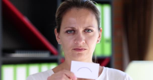 Retrato Una Triste Mujer Frunciendo Ceño Cubriendo Cara Con Símbolo — Vídeos de Stock