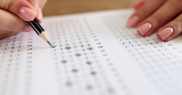 女性の手は鉛筆を保持し 試験でテストするための答えをマーク テストでの回答の選択 — ストック動画