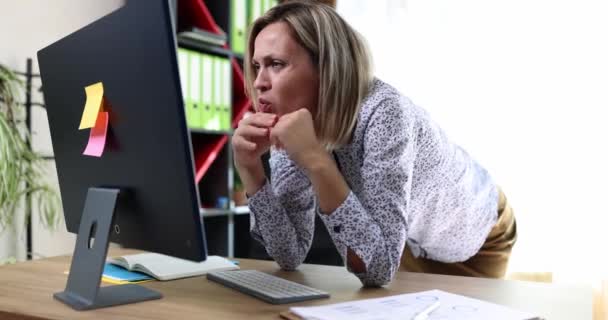 Shocked Frightened Excited Woman Looks Computer Screen Horror Businesswoman Reading — Stok video