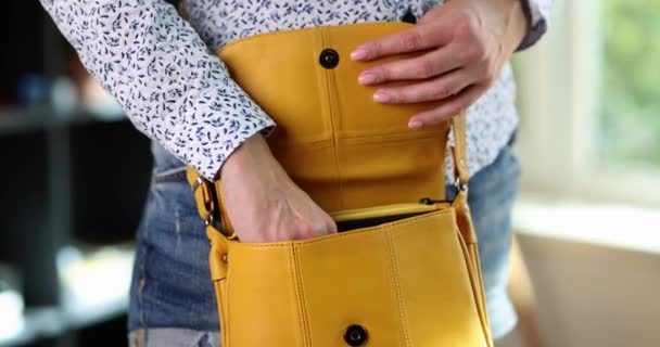 Mujer Saca Smartphone Bolsa Amarilla Mantenga Teléfono Móvil Seguro Disfrute — Vídeos de Stock