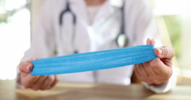 Lekarz Fizjolog Pokazuje Niebieską Taśmę Kinezjologiczną Leczenia Zwichnięć Klinice Taśma — Wideo stockowe