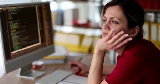 疲惫不堪的女人坐在办公室的电脑前 凝视着无法工作的距离 精疲力竭的女商人感到缺乏动力 不愿学习 — 图库视频影像