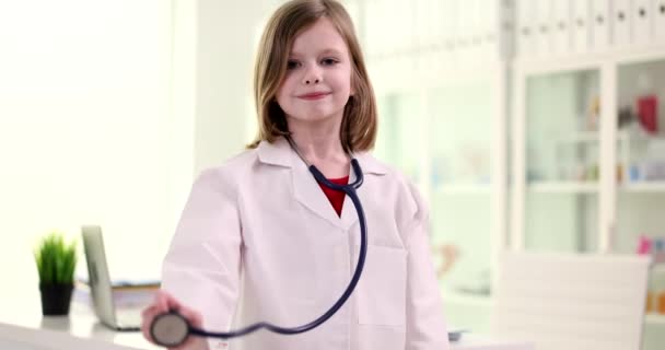 Niña Sosteniendo Estetoscopio Jugando Doctor Concepto Servicios Salud Infantil — Vídeos de Stock