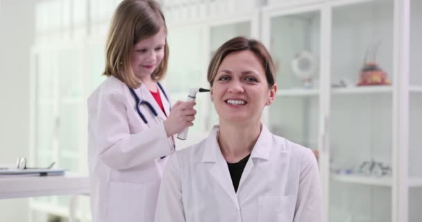 Παιδί Κοιτάζει Αυτί Ωτοσκόπιο Στο Γιατρό Ωρλ Δοκιμή Ακοής Και — Αρχείο Βίντεο