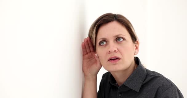 Kobieta Przycisnęła Ucho Ściany Uważnie Słuchała Koncepcja Plotek Podsłuchiwania — Wideo stockowe