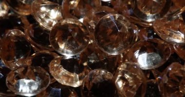Çok sayıda pahalı açık kahverengi elmas. Değerli taşların kalitesinin değerlendirilmesi