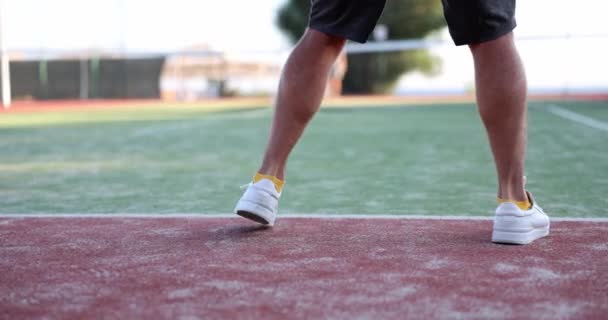 Noha Muže Hrajícího Tenis Hřišti Trénink Tenise Sloužit Kurtu — Stock video