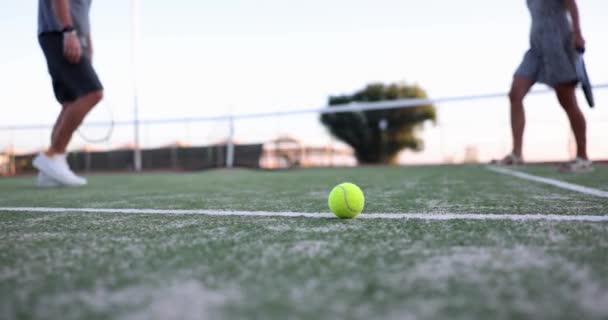 Παίκτες Του Τένις Κάνουν Χειραψία Στο Τέρμα Του Παιχνιδιού Άντρας — Αρχείο Βίντεο