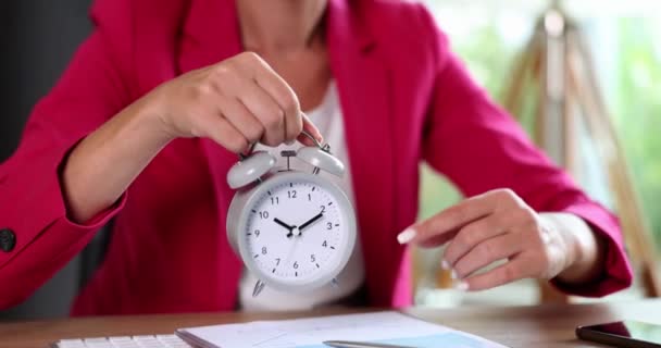 Zakenvrouw Met Wekker Wijzende Vinger Tijdbeheer Arbeidstijdregeling — Stockvideo