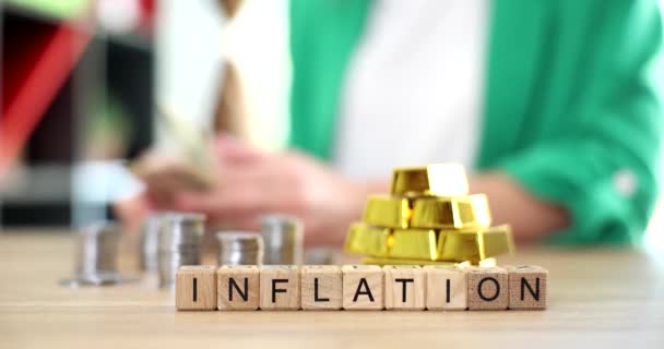 Infláció Aranyrudakkal Egy Halom Érmével Asztali Üzletembereken Akik Pénzt Számolnak — Stock videók