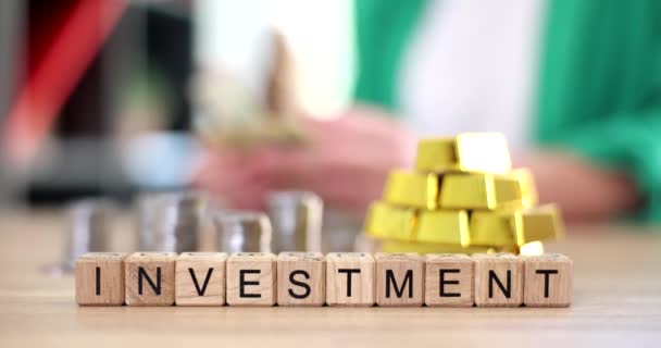 金の棒および硬貨の山の単語の投資ビジネス人は財政の利益を考慮する お金の節約と投資 — ストック動画