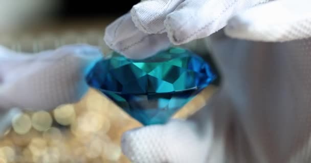 Χέρι Κατέχει Λαμπρή Διαμάντι Πολύτιμος Λίθος Μπλε Χρώμα Αξιολόγηση Της — Αρχείο Βίντεο
