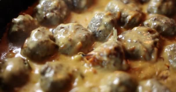 美味的自制肉丸子 在油锅中加入乳白色酱汁 自制肉丸子的配方 — 图库视频影像