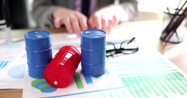 Barriles Petróleo Agente Analiza Las Ganancias Venta Petróleo Estadísticas Gráficos — Vídeos de Stock