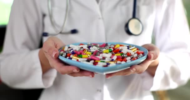 Doctor Tiene Muchas Píldoras Médicas Las Manos Elección Medicamentos Preparados — Vídeo de stock