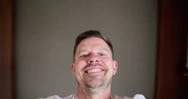 Šťastný Usměvavý Muž Vezme Selfie Postele Pozitivní Emoce Radost Relaxace — Stock video