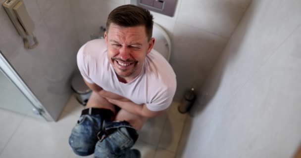 Portret Van Een Gelukkige Man Die Het Toilet Zit Glimlacht — Stockvideo