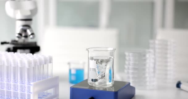 在实验室里用搅拌器盛装水的瓶子 实验室研究技术 — 图库视频影像
