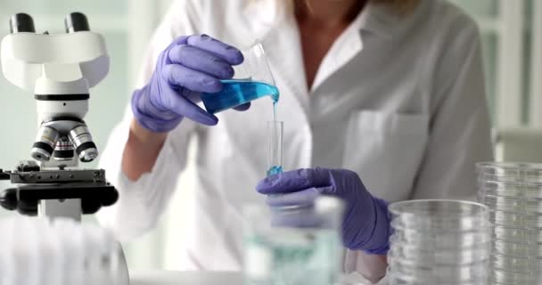 Wetenschapper Giet Blauwe Vloeibare Gel Reageerbuis Chemische Experimenten Laboratoriumonderzoek — Stockvideo