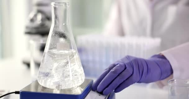 分析实验室混和液或水 有毒液体实验室搅拌器 — 图库视频影像