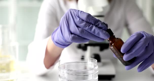 実験室内のバイアルに明確な液体滴のドロップ 医学研究と化粧品油品質管理 — ストック動画
