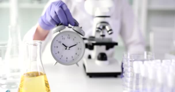 Zegar Szkła Chemicznego Badań Medycznych Laboratorium Rękach Naukowca Czas Medyczne — Wideo stockowe