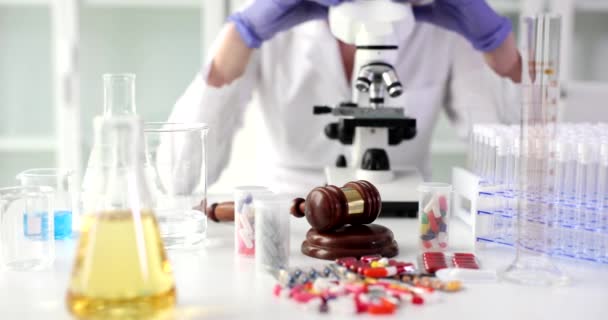 Судебно Медицинская Судебно Медицинская Наука Проводит Исследования Таблеток Лаборатории Фармацевтическая — стоковое видео