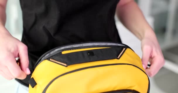 Les Mains Féminines Sortent Ordinateur Portable Moderne Sac Dos Transport — Video