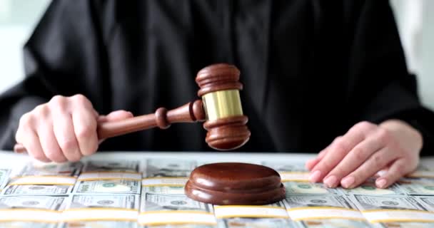 Juez Con Mazo Madera Muchos Billetes Dólar Investigación Judicial Delincuencia — Vídeos de Stock