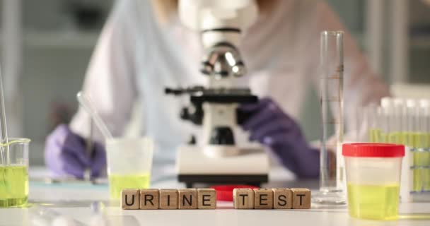 Lægen Undersøger Urinprøve Mikroskop Laboratoriet Mikrobiologiske Undersøgelser Urinprøver – Stock-video