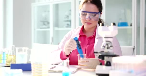 Scientist Measures Characteristics Oil Solution Flask Chemist Holding Laboratory Instrument — Vídeo de stock