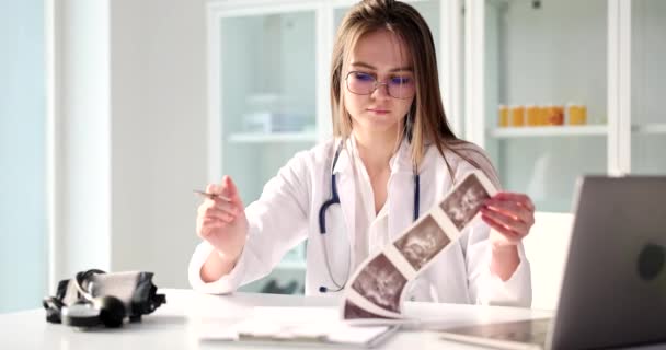 Therapist Gynecologist Examines Result Ultrasound Examination Abdominal Cavity Clinic Instrumental — Vídeo de Stock