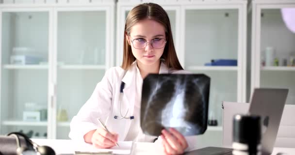 방사선 전문의는 사람의 폐엑스레이 필름을 연구하려고 합니다 가슴의 검사와 병리학적 — 비디오