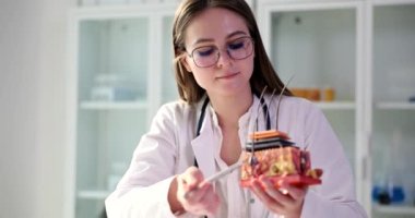 Dermatolojistin elinde deri yapısının anatomisi var. Ayrıntılı olarak cilt yapısı ve termal düzenleyici fonksiyon