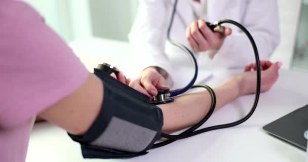 Doctor Uses Blood Pressure Monitor Check Body Pressure Pulse Patients — Vídeo de Stock