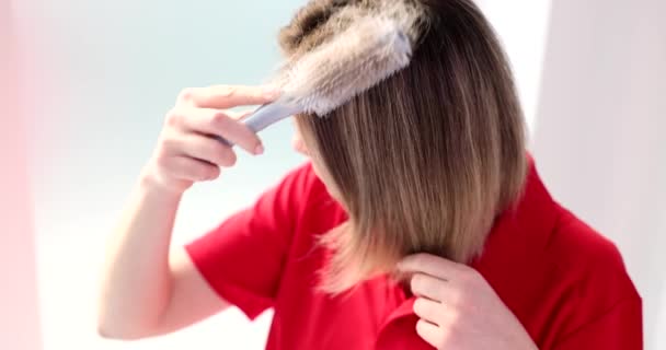 Kobieta Czesająca Włosy Utratę Włosów Łysienie Włosów Objawy Leczenie — Wideo stockowe