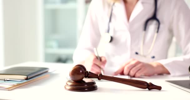 Judicial Gavel Stethoscope Table Doctor Cardiologist Writes Notes Protection Rights — Vídeo de stock