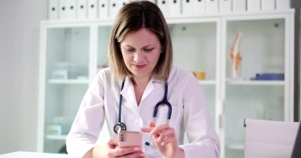 Vrouwelijke Arts Met Behulp Van Mobiele Gezondheidszorg Technologie App Nurse — Stockvideo