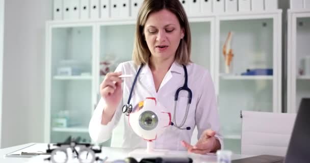 Augenoptiker Zeigt Die Anatomie Von Auge Auf Auge Der Klinik — Stockvideo