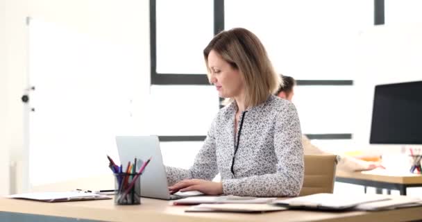 Mulher Negócios Usando Computador Escrevendo Notas Caderno Escritório Moderno Com — Vídeo de Stock