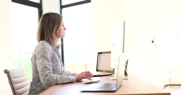 Businesswoman Works Computer Laptop Same Time Office Multitasking Career — 图库视频影像