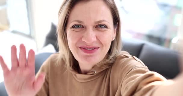 Женщина Вводит Видео Смартфоне Дома Записывая Селфи Счастливая Успешная Женщина — стоковое видео