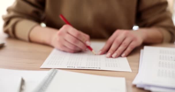 Student Trzymać Czerwony Ołówek Napisać Swoją Wybraną Odpowiedź Student Lub — Wideo stockowe