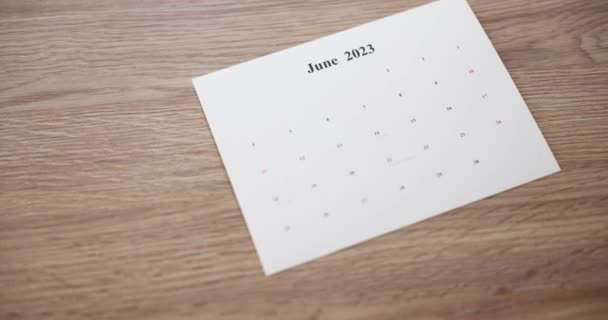 Persona Pone Calendario Mesa Con Meses Para 2023 Planificación Reuniones — Vídeos de Stock