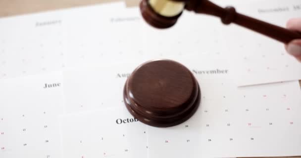 Judge Gavel Knocks Calendar Date Concept Trial Timeline Sentencing — 图库视频影像