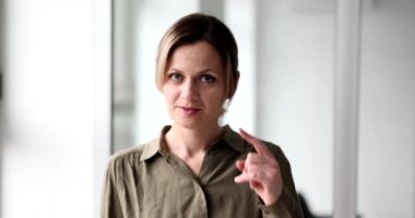 Zeki ve güzel bir kadın düşünmek için başparmak hareketi yapar. Kariyerdeki yaratıcı fikirler amaç ve motivasyon