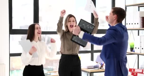 Ευτυχισμένοι Ενθουσιασμένοι Ουρλιάζουν Χαρά Άλμα Σηκώστε Χέρια Τους Επιχειρηματική Ομάδα — Αρχείο Βίντεο