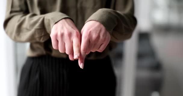 女人用两个食指擦拭特写镜头的兼容性动作 最佳人际关系技巧概念 — 图库视频影像