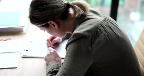 Молодая Женщина Работает Офисе Кривой Спиной Плохая Осанка Опускание Сидячая — стоковое видео